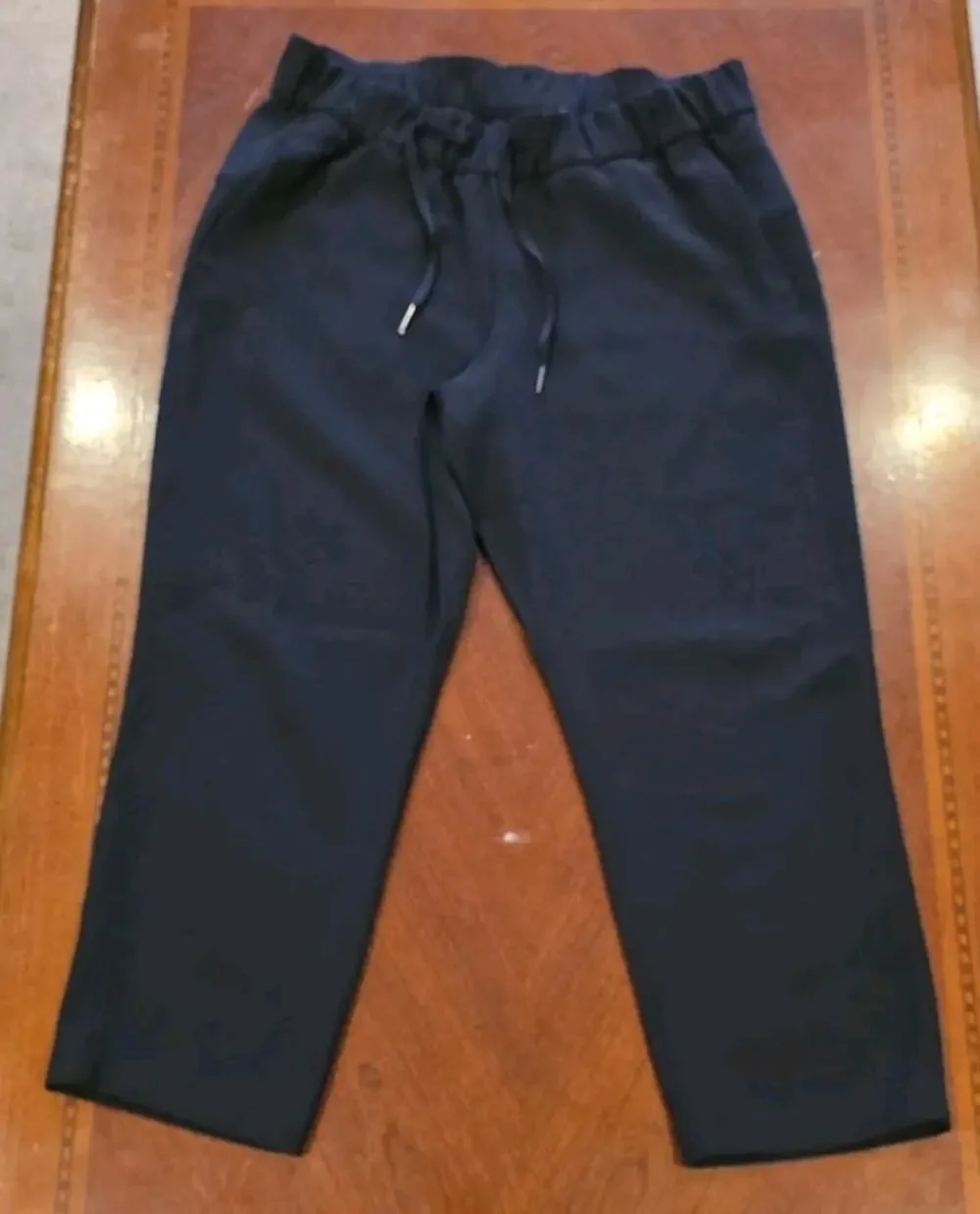 Lululemon On The Fly Black Drawstring Crop Pants Size 8 W6AVMS Athletic Casual